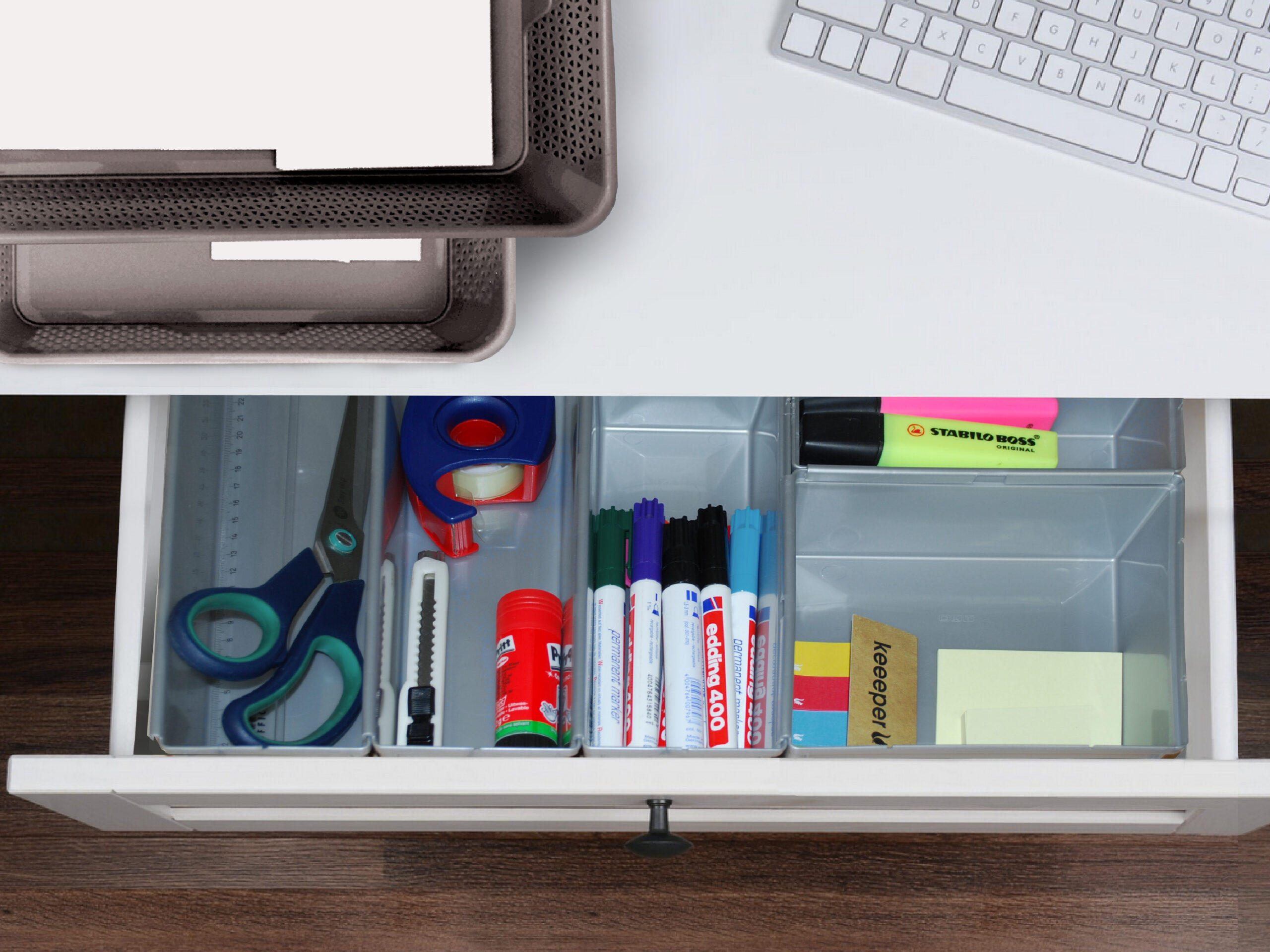 aufbewahrungssysteme,aufbewahrungslösungen büro,ablagekörbe,büro ordnung pepe in Schreibtischschublade.