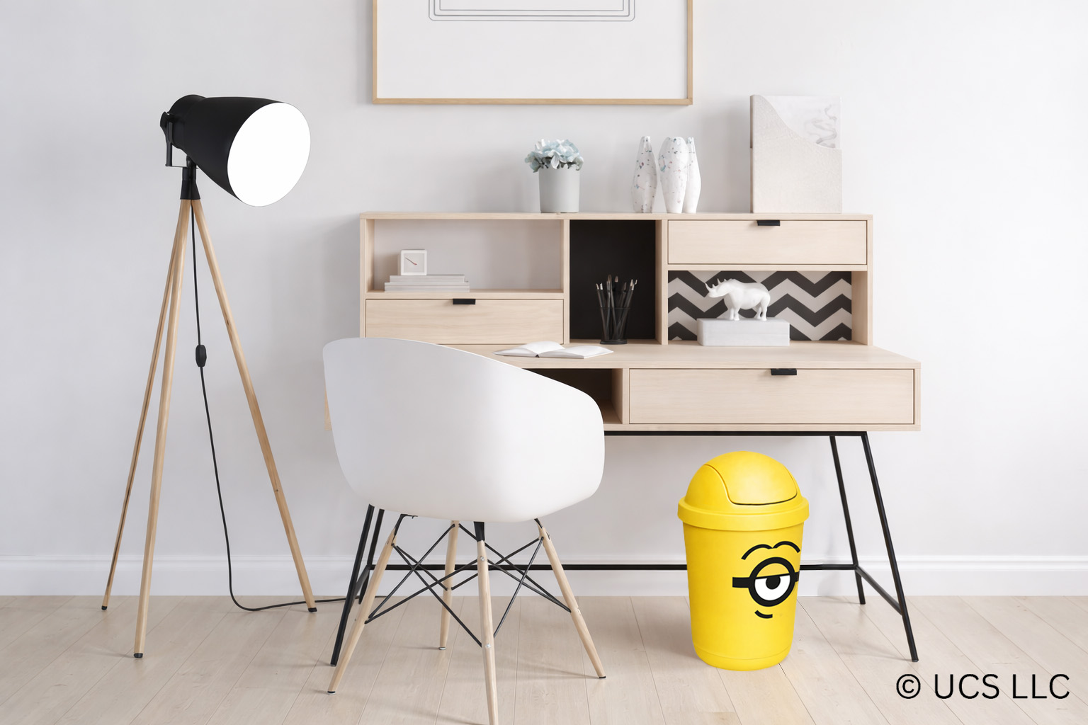 Gelber Minions-Mülleimer neben modernem Schreibtisch im Wohnraum.